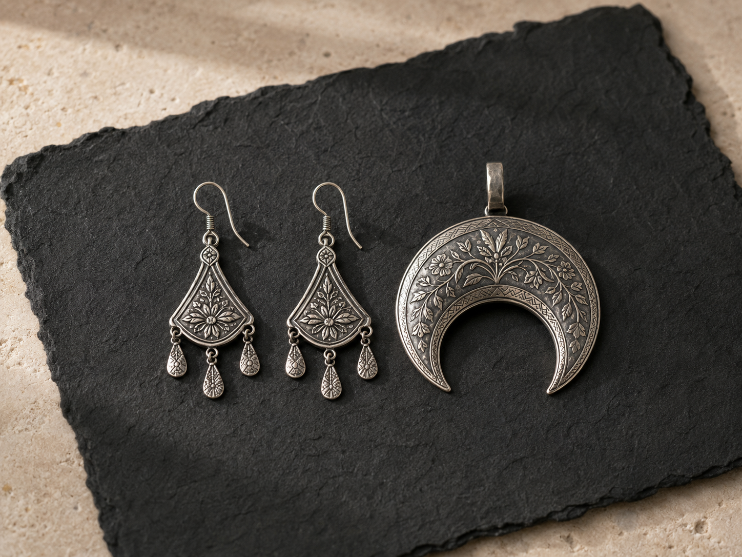 Bijoux et détails d’argent travaillés